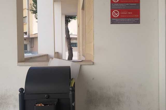 Bari, �vietato fumare in tutto il Policlinico�: ma nell'ospedale ci sono posacenere ovunque